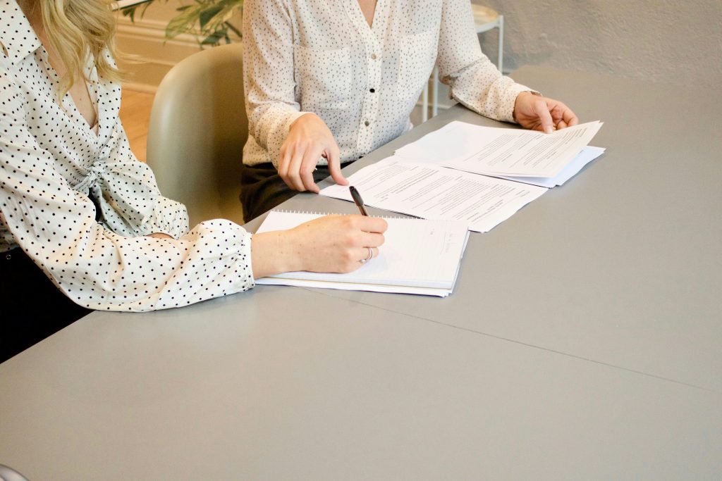 Personne qui compare des documents