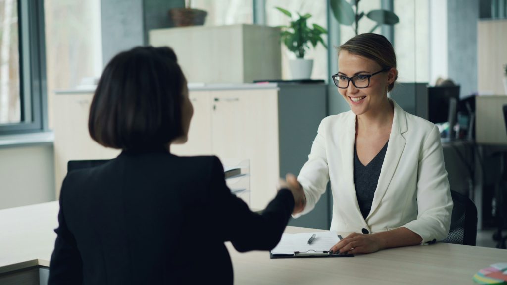 Un entretien entre deux personnes, côté professionnel. 